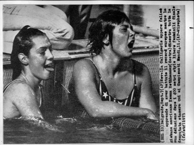 Belgrado 1973, La “linguaccia” di Novella Calligaris. L’Italiana ha appena battuto il record europeo con il tempo di 4’21”798 nei 400 stile libero, al suo fianco tutta la delusione della statunitense Keena Rothammer (Ap)